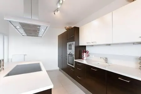 Modern 2br In With Terrace *