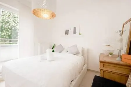 Modern Terrace Near Luxembourg Airport Appartamento